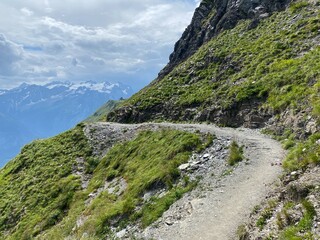 Obraz premium Mountaineering signposts and markings on the slopes of the Melchtal alpine valley and in the Uri Alps mountain massif, Kerns - Canton of Obwalden, Switzerland (Kanton Obwald, Schweiz)