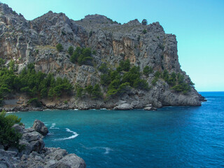Obraz premium Mountain and sea contrast at a coastal landscape
