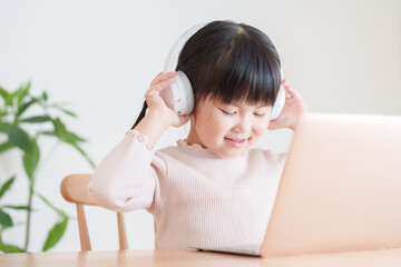 パソコンでオンラインレッスンを授業を受ける子供