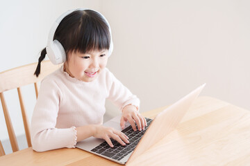 パソコンでオンラインレッスンを授業を受ける子供