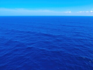 Obraz premium A mesmerizing photo of vast ocean waters with a clear blue sky above, showing the beautiful expanse of the deep sea, relax, beauty