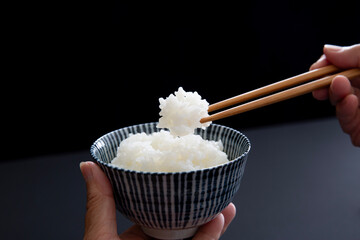 御飯を食べる　茶碗を持つ　手元のアップ