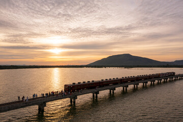 Obraz premium Floating train on Pa Sak Cholasit Dam is the unseen trip in twilght time at Lopburi : Thailand