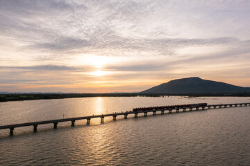 Obraz premium Floating train on Pa Sak Cholasit Dam is the unseen trip in twilght time at Lopburi : Thailand