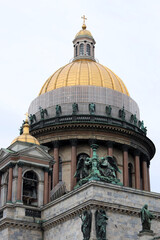 Obraz premium golden dome and decorative bronze elements of the Orthodox church St Isaac's Cathedral (Cathedral of St Isaac of Dalmatia) in St Petersburg
