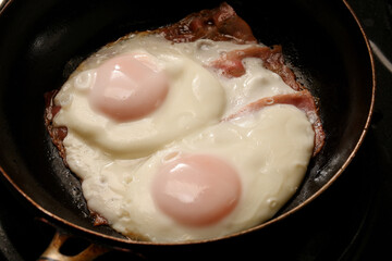 目玉焼き　キッチン　フライパン