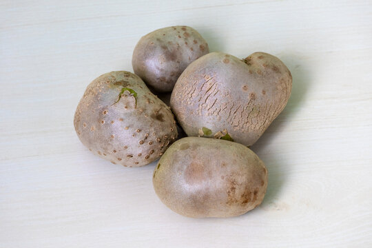 Fresh purple yam (Dioscorea alata), also known as greater yam, Guyana arrowroot, ten-months yam, water yam, white yam, or winged yam, locally called gach alu in Bangladesh.