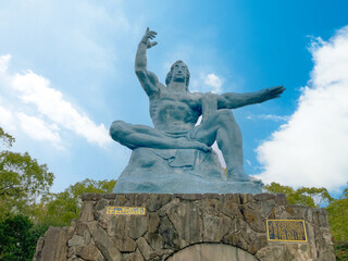 青空に映える長崎県 平和公園　平和祈念像