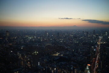 Fototapeta premium 夕焼け空と都市の夜景