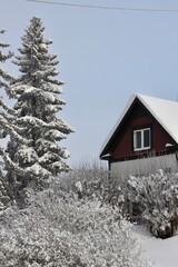 Maison sous la neige