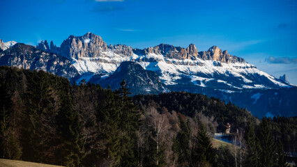 Discovering the Renon plateau in winter. Breathtaking views of the Dolomites.
