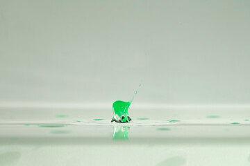 farbe tropfen wasser grün