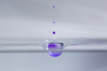 farbe tropfen wasser lila