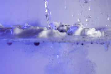 schaum farbe tropfen wasser lila