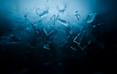 Obraz premium Artistic view of fragmented ice shards suspended in a deep blue environment, portraying fragility and cold in an abstract and striking manner. Great for atmospheric or conceptual projects.