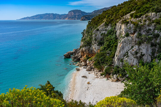 Traumstrand: Indiviueller Urlaub auf Sardinien, Italien: Wanderung an der Bucht, Spiaggia di Cala Fuili an der Ostk&uuml;ste am Golfo di Orosei. N&auml;he Nationalpark Gennargentu und Porto di Cala Gonone