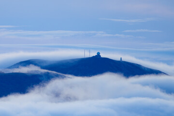 paysage de montagne sous la brume