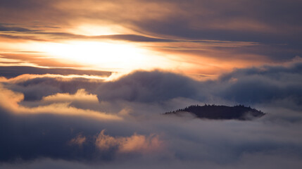 Lever de soleil dans la brume