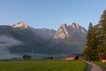 Alpenpanorama am Morgen mit Wiesen - Garmisch 