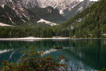 Pragser Wildsee mit Boot und Spiegelung 