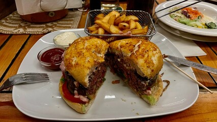 Burger Mit Pommes
