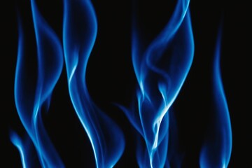 Obraz premium Abstract blue flames dance against a black background