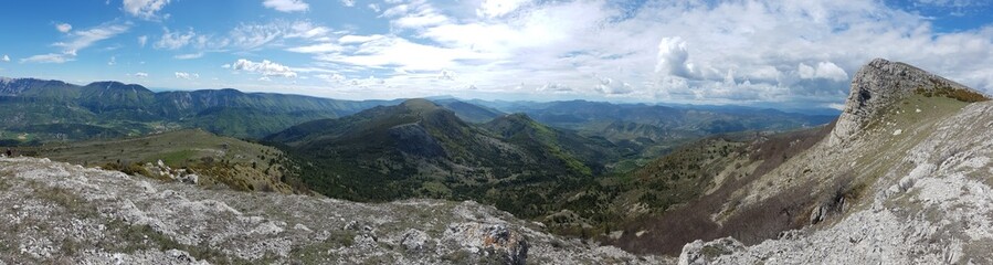 Panorama sur la vallée du Jabron depuis le sommet de la montagne de Mare