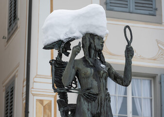 Brunnen im Winter mit Brunnenfigur "Der Tod und das M&auml;dchen", Stans, Kanton Nidwalden, Schweiz