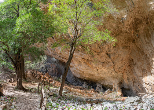 Wanderurlaub auf Sardinien, Italien: Wandern im Osten der Insel bei der ber&uuml;hmten historischen St&auml;tte Tiscali