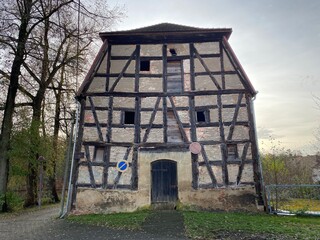 altes fachwerkhaus schief krum holz lehm