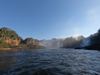 cataratas do iguaçu vistas a partir de passeio de barco pelo rio iguaçu