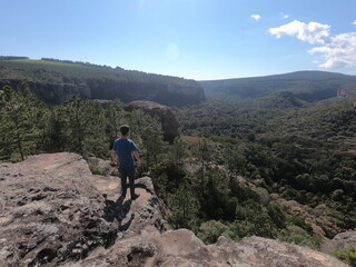 Fototapeta premium homem no canion do pirituba em itapeva, saão paulo