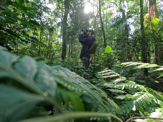 Fototapeta premium homem em trilha no parque nacional do iguaçu, paraná