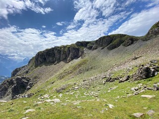 Rocky alpine peaks above Lake Melchsee or Melch Lake in the Uri Alps mountain massif, Kerns - Canton of Obwald, Switzerland (Kanton Obwalden, Schweiz)