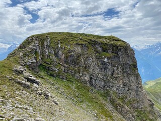 Rocky alpine peaks above Lake Melchsee or Melch Lake in the Uri Alps mountain massif, Kerns - Canton of Obwald, Switzerland (Kanton Obwalden, Schweiz)