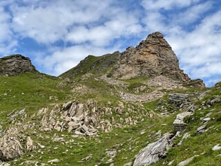 Rocky alpine peaks above Lake Melchsee or Melch Lake in the Uri Alps mountain massif, Kerns - Canton of Obwald, Switzerland (Kanton Obwalden, Schweiz)