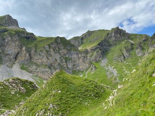 Rocky alpine peaks above Lake Melchsee or Melch Lake in the Uri Alps mountain massif, Kerns - Canton of Obwald, Switzerland (Kanton Obwalden, Schweiz)