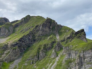 Rocky alpine peaks above Lake Melchsee or Melch Lake in the Uri Alps mountain massif, Kerns - Canton of Obwald, Switzerland (Kanton Obwalden, Schweiz)