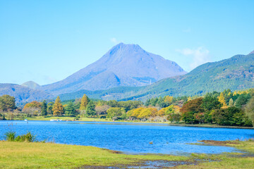 秋の志高湖と由布岳　大分県別府市　Lake Shidaka and Mt. Yufu in autumn. Oita Pref, Beppu City.