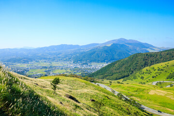 Fototapeta premium 秋の湯布院の街並み 大分県由布市 Yufuin cityscape in autumn. Oita Pref, Yufu City.