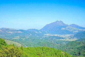 秋の蛇越展望台から見た由布岳　大分県由布市　Mt. Yufu seen from the Jakoshi Observation Deck in autumn. Oita Pref, Yufu City.