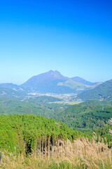 Obraz premium 秋の蛇越展望台から見た由布岳 大分県由布市 Mt. Yufu seen from the Jakoshi Observation Deck in autumn. Oita Pref, Yufu City.