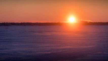 Obraz premium The majestic winter sunset in Russian Arctic, with vast snow-covered tundra at the Nenets region of Russia. 