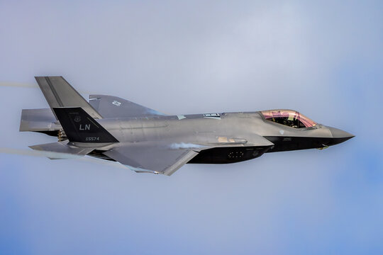 F-35 Lightning II in Flight: Advanced Air Power