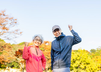 シニア、カップル、高齢者、スポーツ、運動、ランニング、ジョギング、ガッツポーズ、元気、アクティブ、充実、満足、挑戦、チャレンジ、大会、マラソン、ウォーキング、ウェア、体力、生き生き、長生き、長寿、寿命、健康、ヘルスケア、アンチエイジング、自然、公園、青空、コピースペース、広告、トレーニング、エクササイズ、お年寄り、老人、老後、年配、日本人、男性、女性、夫婦、ライフスタイル、趣味、セカンドライフ、定