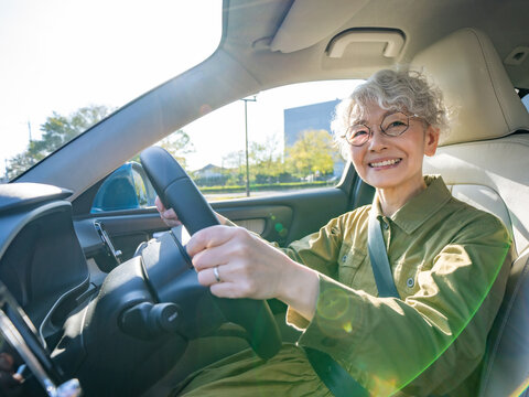 シニア、女性、高齢、ドライバー、運転、自動車、クルマ、快適、リラックス、笑顔、シートベルト、安全、ドライブ、白髪、高齢者、お年寄り、老人、老後、年配、シルバー、グレイヘア、日本人、60代、インテリア、コックピット、運転席、ダッシュボード、インパネ、ハンドル、外出、旅行、レンタカー、カーシェアリング、ポジティブ、明るい、爽快、ADAS、ITS、アシスト、システム、テクノロジー、交通、DEA、保険、道