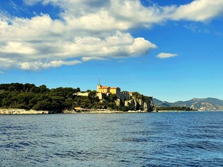 Naklejka premium fort on island in the sea