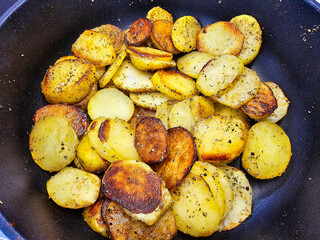 frische Bratkartoffeln mit Zwiebeln uns Speck