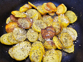 frische Bratkartoffeln mit Zwiebeln uns Speck