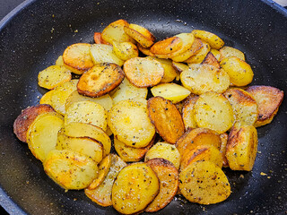 frische Bratkartoffeln mit Zwiebeln uns Speck